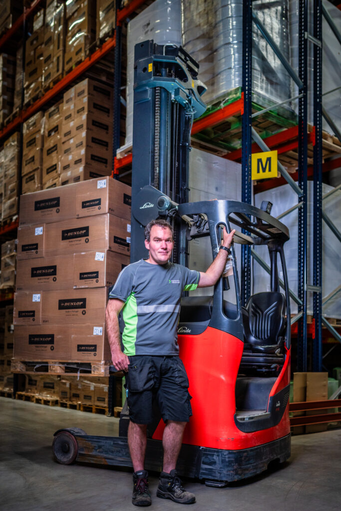 Logistiek medewerker met heftruck in warehouse