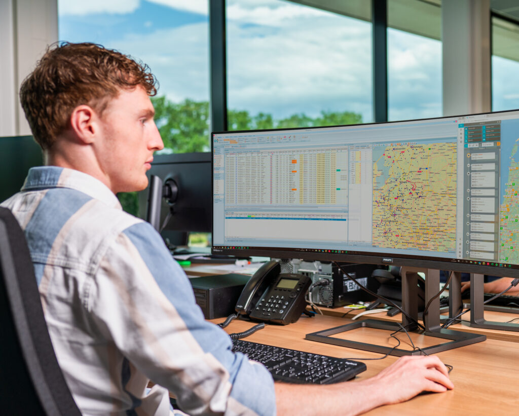 Planner is aan het werk achter zijn computer