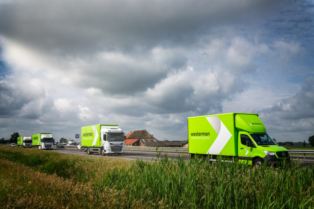 Busje, bakwagen en vrachtwagen van Westerman op snelweg