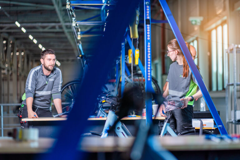 Collega's zijn met elkaar in gesprek.