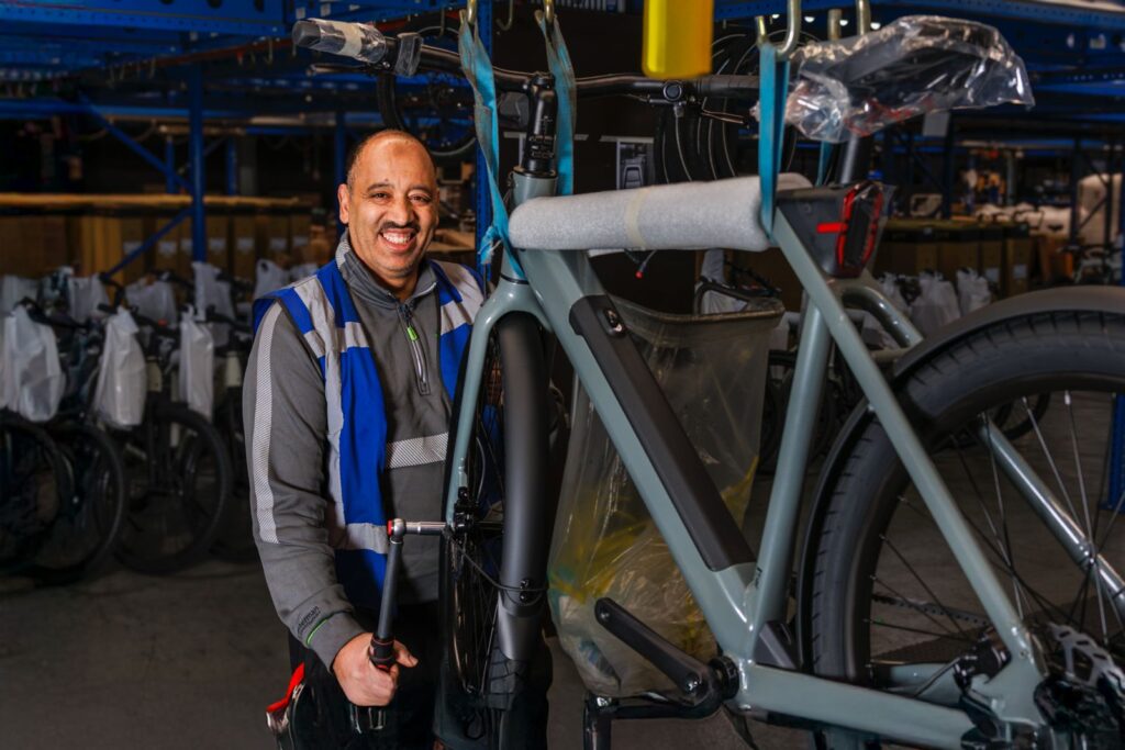 Werknemer sleutelt aan fietswiel
