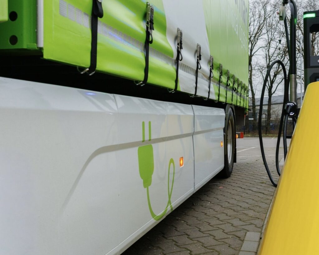 Sticker van een stekker op een elektrische bakwagen op het laadplein.
