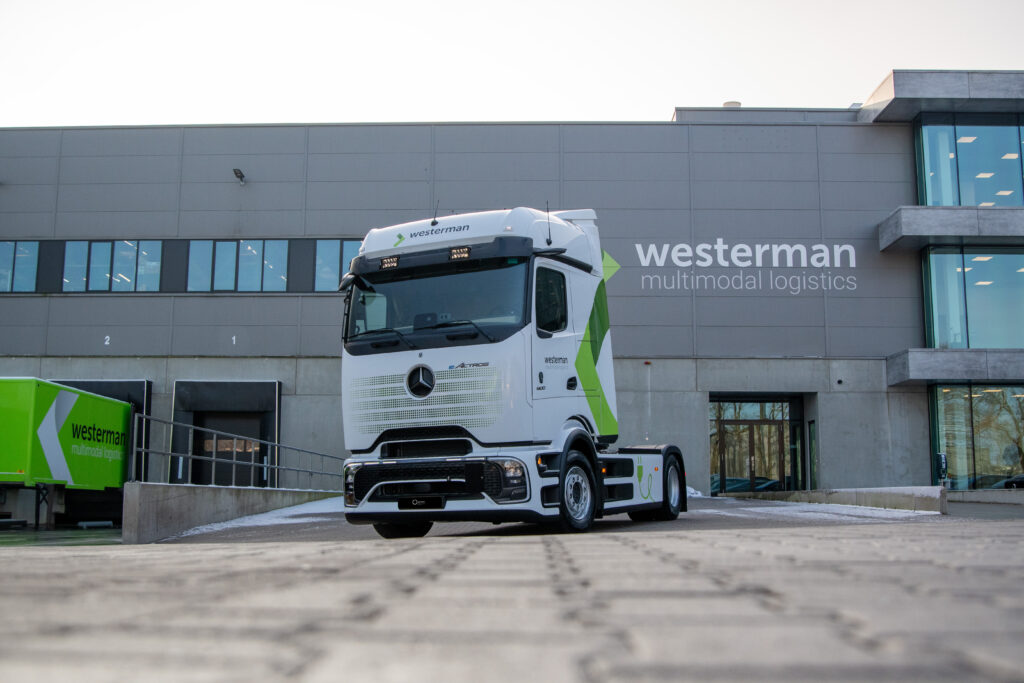 Vooraanzicht Mercedes-Benz eActros 600 voor pand Westerman