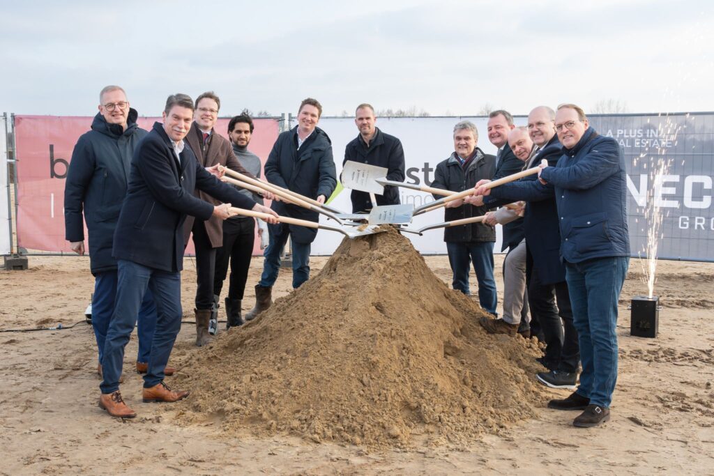 Groep zet eerste schop in de grond voor bouw nieuwe vestiging