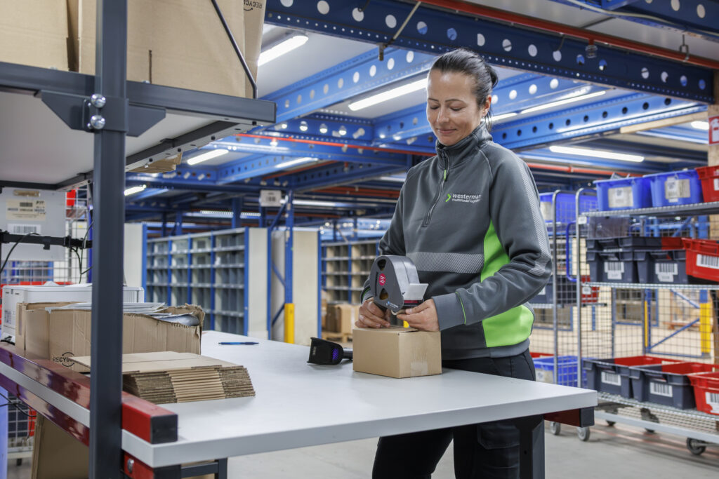 Medewerker Inpak Logistiek aan het werk in inpakstraat