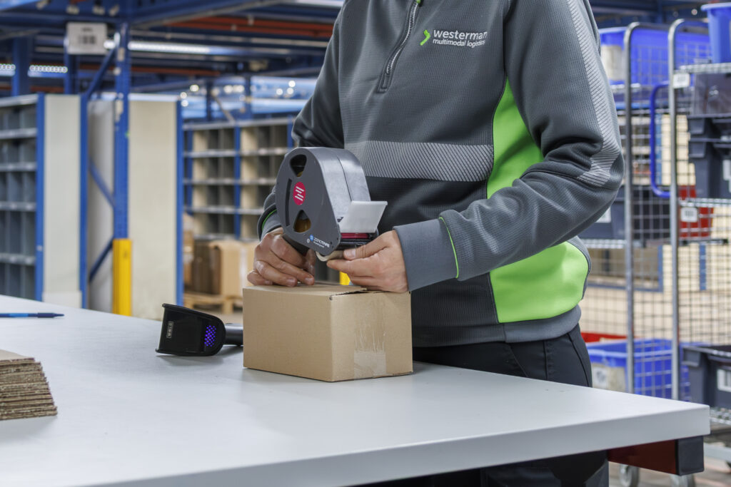 medewerker pakt pakketje in