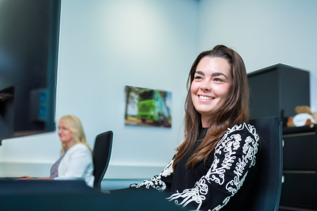 Foto medewerker aan het werk achter bureau