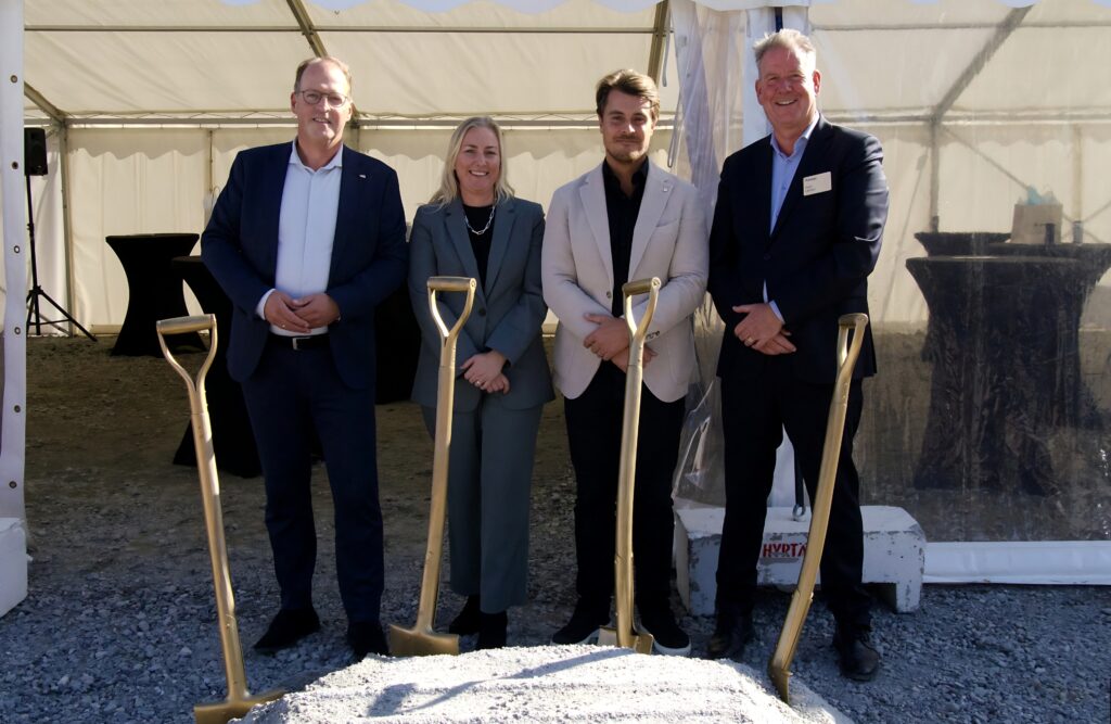 Mensen zetten eerste schop in de grond bij bouw nieuwe vestiging